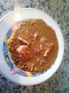 Una foto de Lentejas con costillas de cerdo y panceta