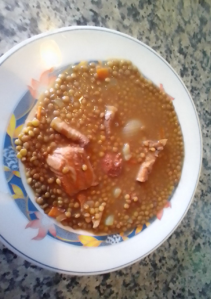 Una foto de Lentejas con costillas de cerdo y panceta