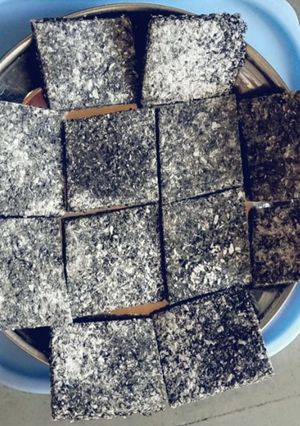 કાળા તલ ની ચીકી (Black Til Chikki Recipe In Gujarati) રેસીપી મુખ્ય ફોટો