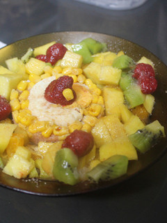 Una foto de Ensalada de frutas con atún y huevo