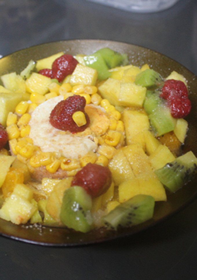 Una foto de Ensalada de frutas con atún y huevo