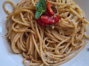 Una foto di pasta con capperi