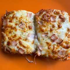Una foto de Pan de ajo con albahaca y mozzarella
