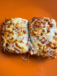 Una foto de Pan de ajo con albahaca y mozzarella