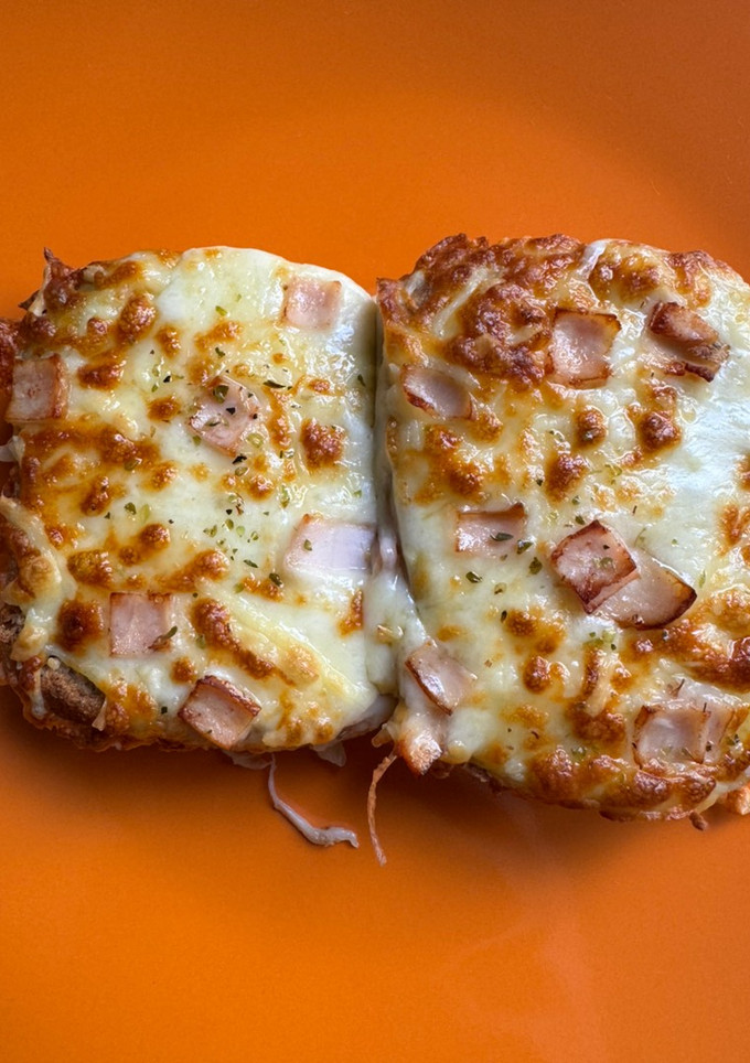 Una foto de Pan de ajo con albahaca y mozzarella