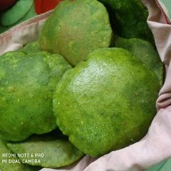 A picture of Methi palak puri.