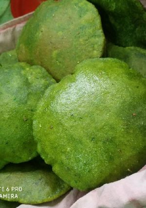 A picture of Methi palak puri.