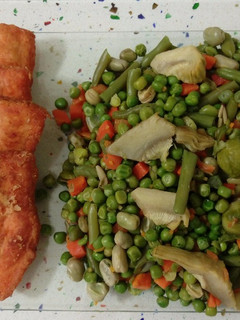 Una foto de Salmón frito con menestra de verduras al vapor