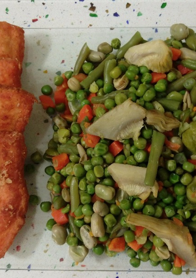 Una foto de Salmón frito con menestra de verduras al vapor