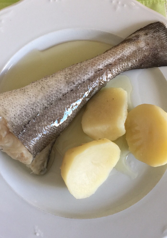 Una foto de Merluza cocida con patatas