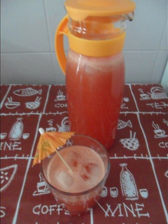 Una foto de Agua fresca de sandía y romero