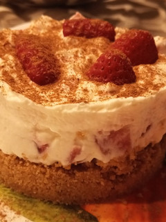 Una foto de Tartita de fresas con frosting de mascarpone