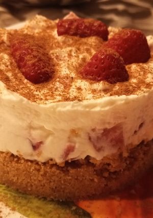 Una foto de Tartita de fresas con frosting de mascarpone