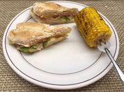 Una foto de baguettes de pollo