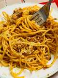 Spaghete bolognese cu cascaval razalit deasupra!