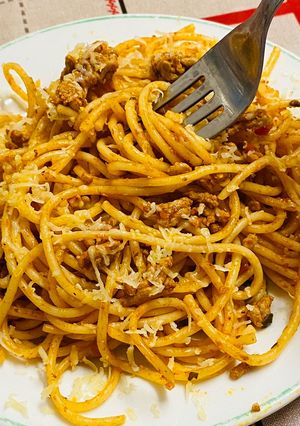 O poză a rețetei Spaghete bolognese cu cascaval razalit deasupra!.