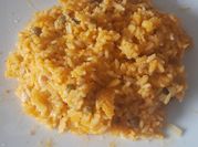 Una foto de pechuga de pollo con arroz caldos