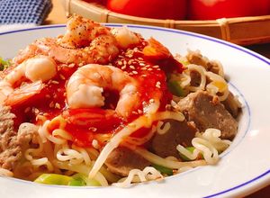 Hình của món Mì Gói Xào Thập Cẩm Bò Viên & Tôm Tươi Sốt Cà.