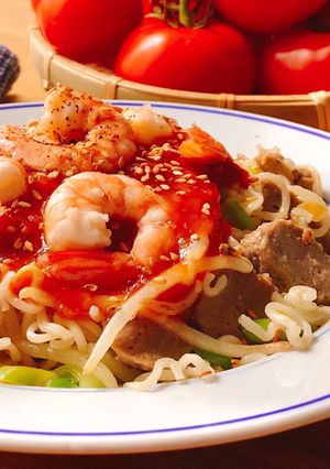 Hình của món Mì Gói Xào Thập Cẩm Bò Viên & Tôm Tươi Sốt Cà.