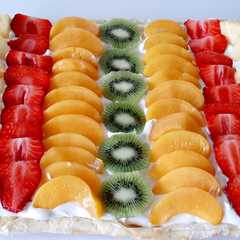 Una foto de Tarta de frutas con hojaldre y nata