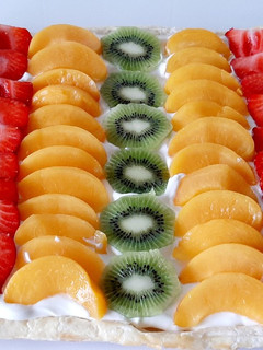 Una foto de Tarta de frutas con hojaldre y nata
