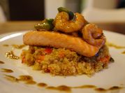 Una foto de salmon salsa de ostras