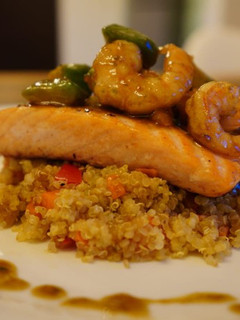 Una foto de Salmón sobre colchón de quinoa!!
