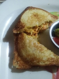 માયોનીઝ સેન્ડવીચ (Mayonnaise Sandwich Recipe In Gujarati) રેસીપી મુખ્ય ફોટો