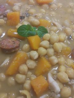 Una foto de Potaje de garbanzos con calabaza y chorizo