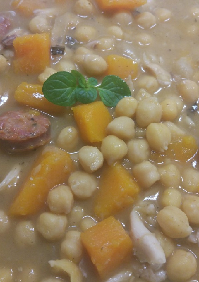 Una foto de Potaje de garbanzos con calabaza y chorizo