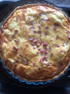 Una foto de Quiche de masa quebrada con jamón York y queso