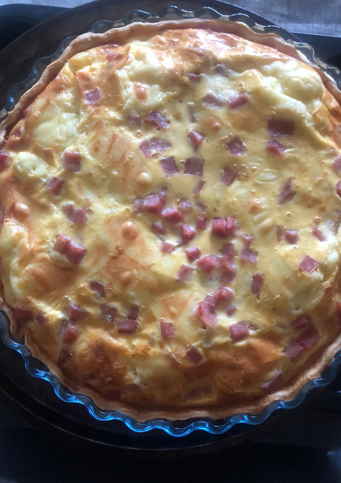 Una foto de Quiche de masa quebrada con jamón York y queso