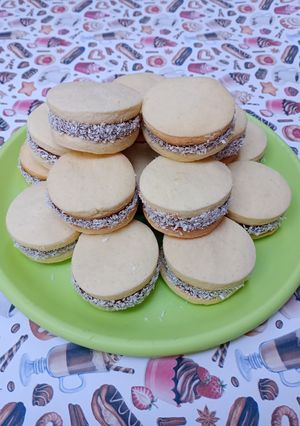 Una foto de Alfajores de maicena😋