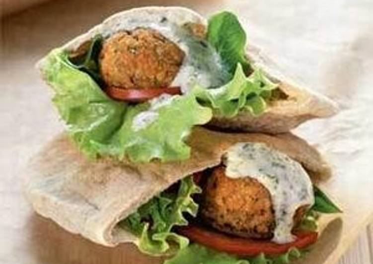 Фалафель в пите с йогуртом и кинзой