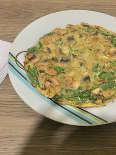 Una foto de Omelette de espinaca, cebolla y champiñones