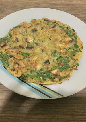 Una foto de Omelette de espinaca, cebolla y champiñones