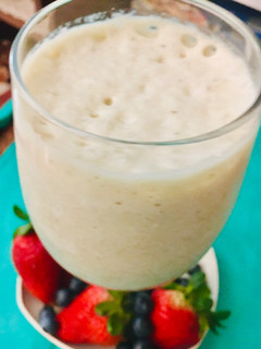 Una foto de LICUADO ESPUMOSO Y MUY CREMOSO DE BANANA 🍌🥥🍌 CON COCO 🥥🍌🥥
