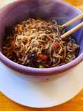 Noodles con pasta de poroto negro