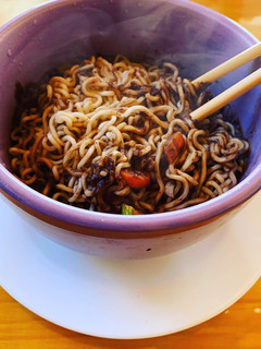 Una foto de Noodles con pasta de poroto negro