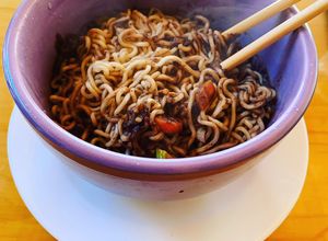 Una foto de Noodles con pasta de poroto negro