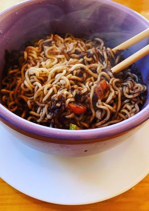 Una foto de Noodles con pasta de poroto negro