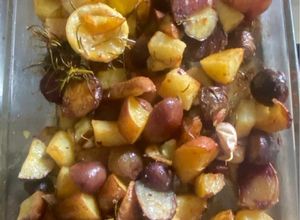 Una foto de Papas al romero, ajo y limón
