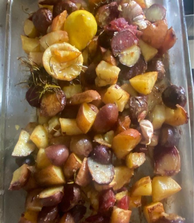 Una foto de Papas al romero, ajo y limón