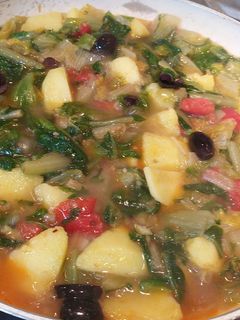 Foto di Zuppetta arlecchina di verdure, patate e olive