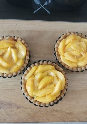 Une photo de Tartelettes pêche crème de pistache