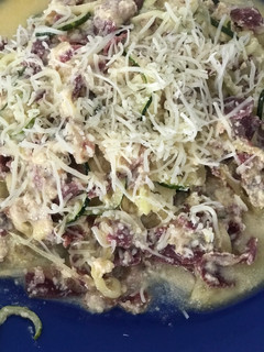 Una foto de Espaguetis de calabacín a la carbonara, keto