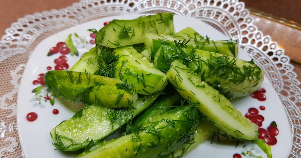 Закуска из огурцов. Закуска огурчики. Компрессионные огурцы закуска фото. Компрессионные огурцы закуска фото на белом фоне.