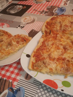 Una foto de Pizza casera esponjosa de atún