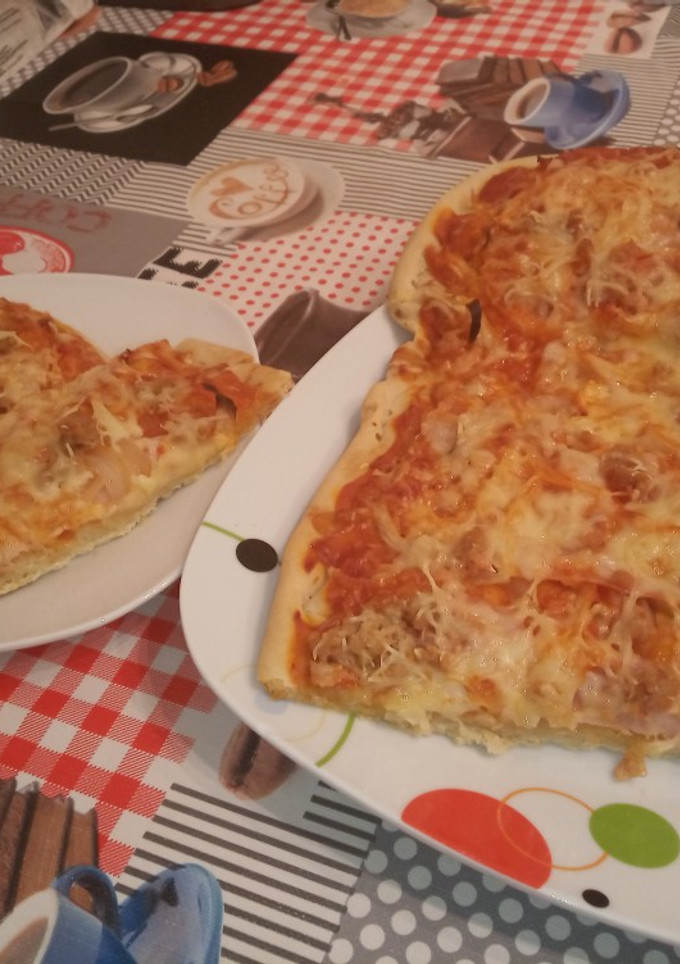 Una foto de Pizza casera esponjosa de atún
