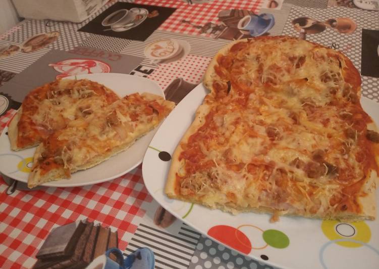 Pizza casera esponjosa de atún